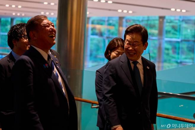 (서울=뉴스1) 이재명 기자 = 이재명 대통령과 이시바 시게루 일본 총리가 23일(현지시간) 일본 도쿄 총리 관저에서 회담을 갖기 위해 발걸음을 옮기고 있다. (이재명 대통령 SNS. 재판매 및 DB금지) 2025.8.25/뉴스1  Copyright (C) 뉴스1. All rights reserved. 무단 전재 및 재배포,  AI학습 이용 금지. /사진=(서울=뉴스1) 이재명 기자