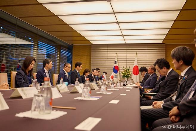 [도쿄=뉴시스] 고범준 기자 = 이재명 대통령과 이시바 시게루 일본 총리가 23일(현지 시간) 일본 도쿄 총리 관저에서 한일 확대 정상회담을 하고 있다. (공동취재) 2025.08.24. bjko@newsis.com /사진=최동준