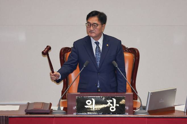 우원식 국회의장이 27일 오후 서울 여의도 국회에서 열린 제428회국회(임시회) 제3차 본회의에서 의사봉을 두드리며 안건 가결을 알리고 있다. /사진=뉴스1