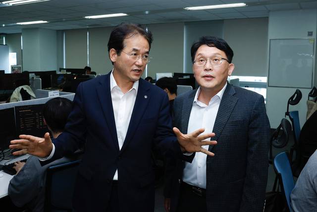 이동환(왼쪽) 고양시장이 26일 일산서구 대화동에 본사를 둔 코스닥 상장 기업 ‘뉴엔AI’를 방문해 배성환 뉴엔AI 대표와 얘기를 나누고 있다. 고양시 제공