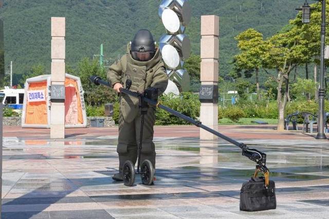 을지자유의 방패. 경주역 광장에서 진행된 민·관·군·경 합동 폭발물 처리 훈련에서 해병대군수단 장병들이 폭발물 이송기로 폭발물을 옮기고 있다. 국방일보 제공