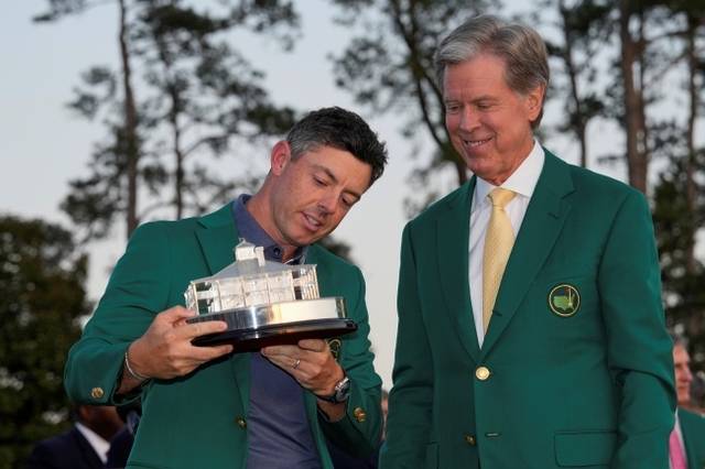 마스터스 우승 트로피를 들고 있는 2025 챔피언 로리 매킬로이(사진 왼쪽)와 프레드 리들리 오거스타 내셔널 골프클럽 회장. AP뉴시스
