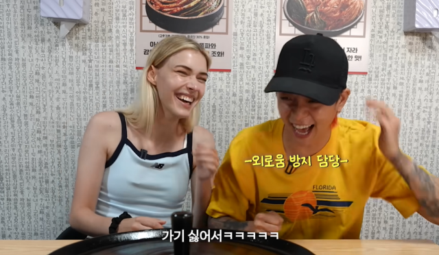 그룹 f(x)의 엠버가 오랜만에 근황을 전했다. / 유튜브 채널 '스테파니 미초바' 캡처