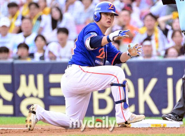 2025년 8월 9일 오후 서울 잠실구장에서 열린 '2025 신한 SOL뱅크 KBO 리그' 한화 이글스와 LG 트윈스의 경기. 한화 문현빈이 1회초 1사 1루서 안타를 친 뒤 기뻐하고 있다./마이데일리