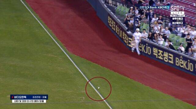 오명진의 타구가 떨어진 후 흰색 페인트 가루가 함께 튀는 장면./SPOTV 중계화면 캡처