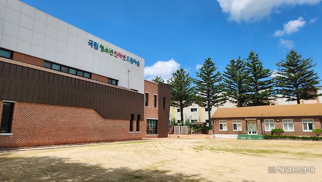 국립청소년인터넷드림마을 전경. 이곳은 온라인 게임, 사회관계망서비스(SNS) 등에 중독돼 일상생활이 어려운 만 13~18세 청소년을 위해 여성가족부가 2014년 만든 치료재활센터다. 안효정 기자.