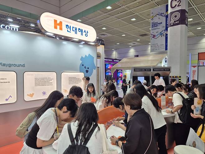 26일 오후 서울 강남구 코엑스에서 열린 ‘제2회 대한민국 사회적가치 페스타’에서 관람객들이 현대해상의 ‘아이마음 프로젝트’ 부스를 관람하고 있다. [박성준 기자]