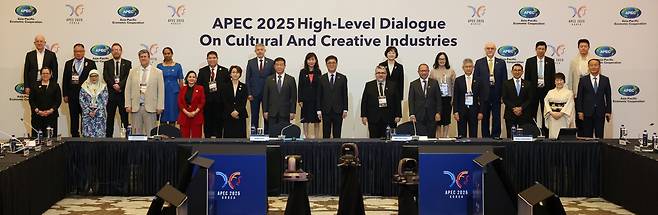최휘영 문화체육관광부 장관이 27일 경북 경주 힐튼호텔에서 열린 ‘APEC 문화산업고위급대화 개회식’에서 각 국 수석대표와 기념촬영을 하고 있다. [문화체육관광부]