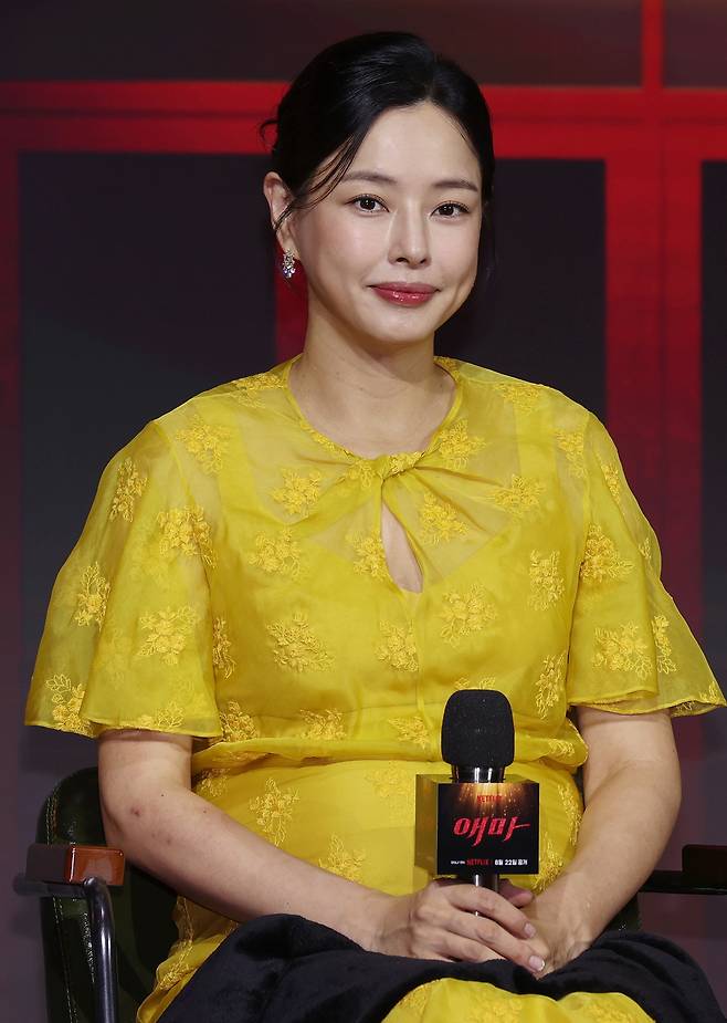 배우 이하늬가 지난 18일 서울 마포구 호텔나루서울 엠갤러리에서 열린 넷플릭스 시리즈 ‘애마’ 제작발표회에 참석하고 있다. [연합]