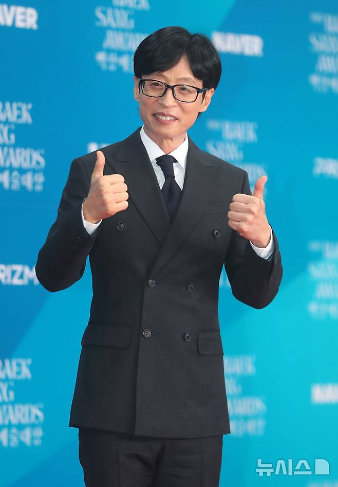 [서울=뉴시스] 김혜진 기자 = 방송인 유재석이 5일 오후 서울 강남구 코엑스에서 열린 제61회 백상예술대상 시상식에서 포즈를 취하고 있다. 2025.05.05. jini@newsis.comㅂ