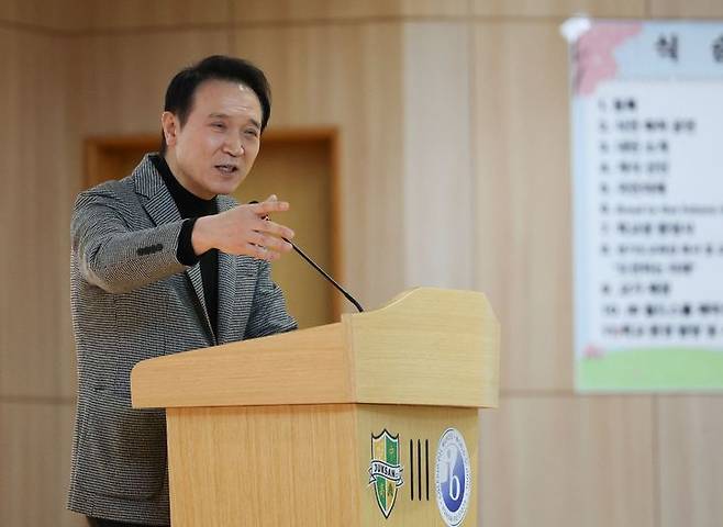 [수원=뉴시스] 임태희 경기도교육감이 지난 14일 안성 죽산고등학교에서 열린 'IB 월드스쿨 인증 선포식'에서 축사를 하고 있다. 죽산고는 경기도 공립고등학교 최초로 IB 디플로마 프로그램(DP) 월드스쿨 인증을 받았다.. (사진=경기도교육청 제공) 2025.08.26. photo@newsis.com *재판매 및 DB 금지