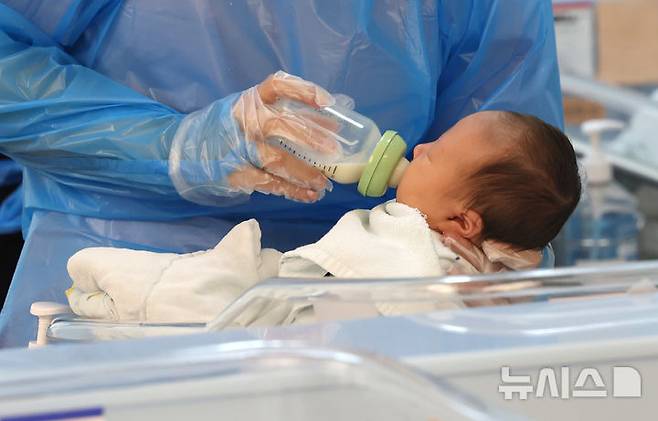 [고양=뉴시스] 전진환 기자 = 23일 통계청이 발표한 '2025년 5월 인구동향'에 따르면 5월 출생아 수는 2만309명으로, 전년 같은 달보다 741명(3.8%) 증가했다. 출생아 수로 보면 5월 기준 2021년(2만1922명) 이후 4년 만에 가장 큰 수치다. 증가율로 보면 2011년(5.3%) 이후 14년 만에 최고다.  올해 5월까지 출생아 수는 10만6000여명으로 집계되면서 전년 대비 증가율이 통계 작성 이래 역대 최고를 기록했다. 23일 경기도 고양시 CHA의과학대학교 일산차병원 신생아실에서 간호사가 신생아들을 돌보고 있다. 2025.07.23.  amin2@newsis.com