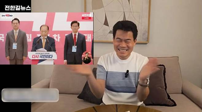 [뉴시스] 전 한국사 강사 전한길씨가 26일 국민의힘 신임 당대표로 장동혁 후보가 당선되자 환하게 웃으며 박수를 치고 있다. (사진=유튜브 채널 '전한길뉴스') *재판매 및 DB 금지