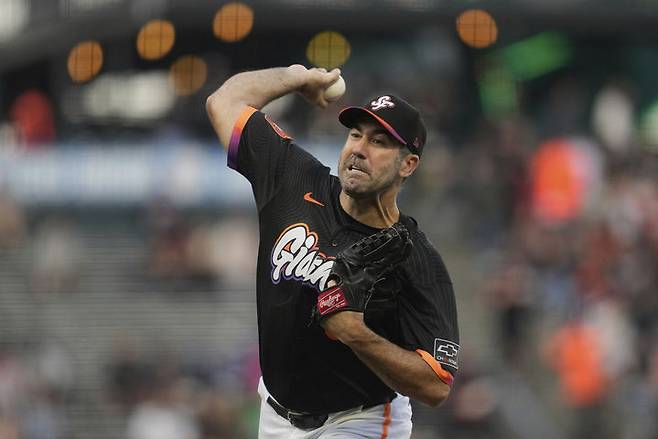 [샌프란시스코=AP/뉴시스]샌프란시스코 자이언츠의 베테랑 투수 저스틴 벌렌더가 26일(현지 시간) 미국 캘리포니아주 샌프란시스코의 오라클 파크에서 열린 2025 MLB 시카고 컵와의 경기에 선발 등판해 역투하고 있다. 이날 샌프란시스코는 시카고를 5-2로 제압하고 3연승을 질주해 내셔널리그 서부지구 3위로 올라섰다. 2025.08.27.