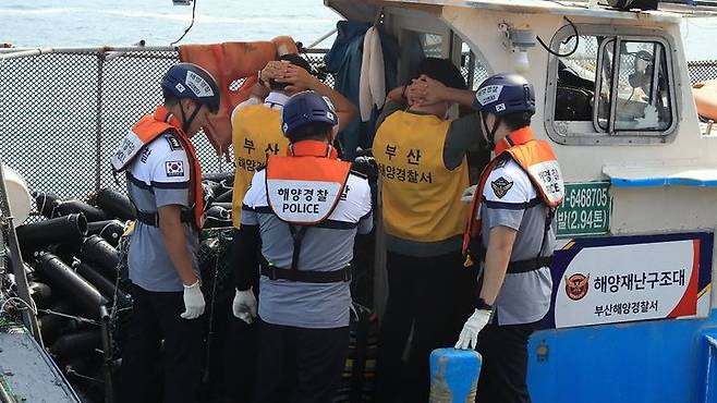 [부산=뉴시스] 하경민 기자 = 27일 부산 해운대구 수영만 해상에서 부산해경, 육군 53사단 부산여단 등이 경제사범 해외 도피를 위한 밀항 시도 차단훈련을 하고 있다. (사진=부산해경 제공) 2025.08.27. photo@newsis.com *재판매 및 DB 금지