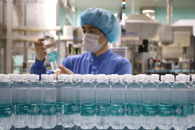 [서울=뉴시스] 제주용암수 생산공장 내부. (사진=오리온 제공) *재판매 및 DB 금지