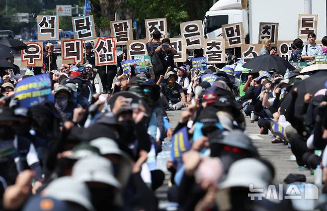 [서울=뉴시스] 김진아 기자 = 27일 서울 용산구 삼각지역 부근에서 열린 '2025년 임단협 승리!, 죽지 않고 일할 권리 쟁취!, 발전소 노동자 총고용 보장' 발전 비정규직노동자 총파업대회에서 참석자들이 구호을 외치고 있다. 2025.08.27. bluesoda@newsis.com