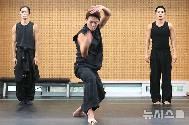 [서울=뉴시스] 박진희 기자 = 국립무용단 '사자의 서' 출연 무용수들이 27일 서울 중구 국립극장 헤오름극장 연습실에서 주요 장면을 시연하고 있다. 2025.08.27. pak7130@newsis.com