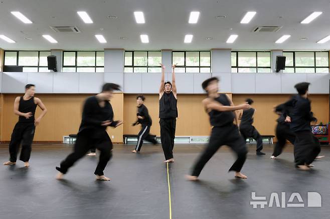 [서울=뉴시스] 박진희 기자 = 국립무용단 '사자의 서' 출연 무용수들이 27일 서울 중구 국립극장 헤오름극장 연습실에서 주요 장면을 시연하고 있다. 2025.08.27. pak7130@newsis.com