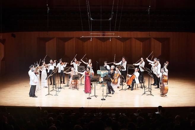 [서울=뉴시스] 지난 26일 서울 서초구 예술의전당 콘서트홀에서 바이올리니스트 길 샤함과 아델 앤서니 부부가 현악 앙상블 세종솔로이스츠와 협연을 가졌다. (사진=세종솔로이스츠 제공) 2025.08.27. photo@newsis.com *재판매 및 DB 금지