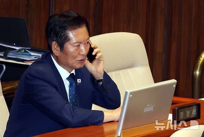 [서울=뉴시스] 조성봉 기자 = 정청래 더불어민주당 대표가 27일 오후 서울 여의도 국회에서 열린 제428회국회(임시회) 제3차 본회의에서 누군가와 통화를 하고 있다. 2025.08.27. suncho21@newsis.com