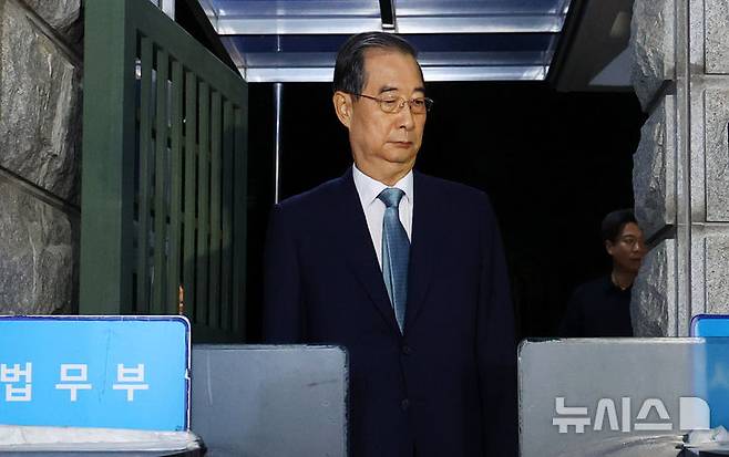 [의왕=뉴시스] 황준선 기자 = 12·3 비상계엄 관련 내란 행위 방조 혐의 등을 받는 한덕수 전 국무총리가 27일 경기 의왕시 서울구치소에서 구속 전 피의자 심문(영장실질심사)이 기각되자 구치소를 나서고 있다. 2025.08.27. hwang@newsis.com