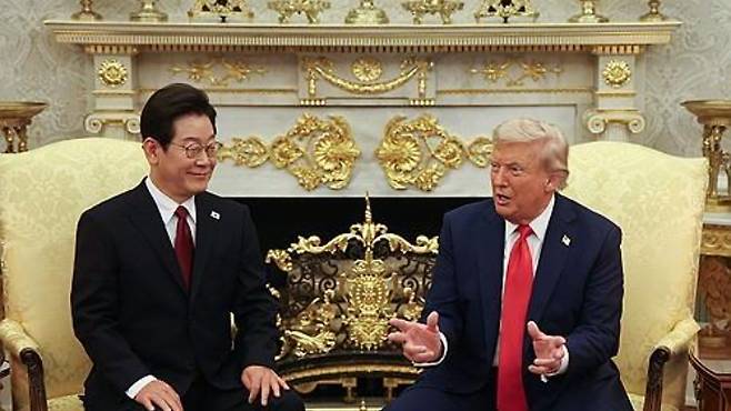 이재명 대통령이 25일(현지시간) 미국 워싱턴 DC 백악관 오벌오피스에서 도널드 트럼프 미국 대통령과 한미 정상회담을 하고 있다. 연합뉴스