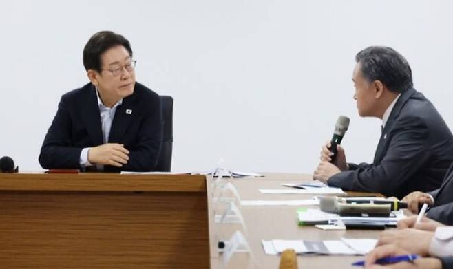 이재명 대통령이 지난달 25일 경기 시흥시 SPC 삼립 시흥 공장에서 열린 산업재해 근절 현장 노사간담회에서 허영인 SPC그룹 회장에게 근로자 노동 환경 등에 대해 질문하고 있다. 연합뉴스