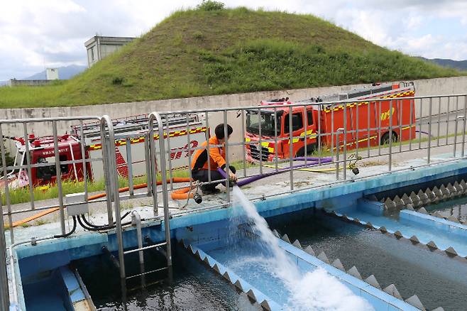강릉소방서는 27일부터 소방차량 22대를 투입해 연곡정수장에서 물을 담은 뒤 홍제정수장을 채우는 이동 급수에 돌입했다. 강릉소방서 제공