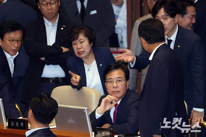 27일 서울 여의도 국회에서 열린 제428회국회(임시회) 제3차 본회의에서 국민의힘 송언석 원내대표가 의원들과 대화를 하고 있다. 윤창원 기자