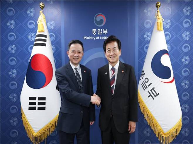 정동영 통일부 장관이 27일 서울 종로구 정부서울청사에서 다이빙 주한 중국대사와 기념 촬영하고 있다. 통일부 제공