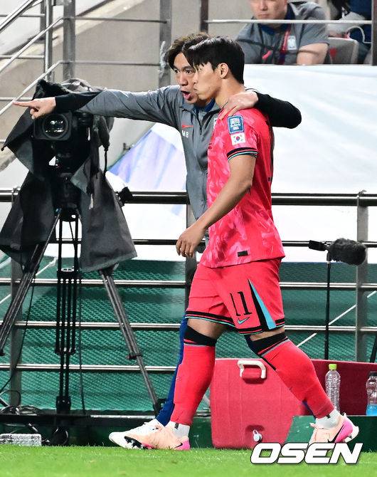[OSEN=서울월드컵경기장, 지형준 기자] 대한민국 대표팀이 무려 15년 만에 패배 없이 최종예선을 마무리했다.&nbsp;홍명보 감독이 이끄는 대한민국&nbsp;축구 국가대표팀은 10일 서울월드컵경기장에서 열린&nbsp;2026 국제축구연맹(FIFA) 북중미 월드컵 아시아지역 최종예선 3차 예선 B조 10차전에서 쿠웨이트와 맞붙어 4-0으로 대승했다.이번 승리로 한국은 승점 22점(6승 4무)을 만들면서 패배 없이 최종예선을 마쳤다.후반 한국 홍명보 감독이 황희찬을 교체 투입하며 전술을 설명하고 있다. 2025.06.10 /jpnews@osen.co.kr