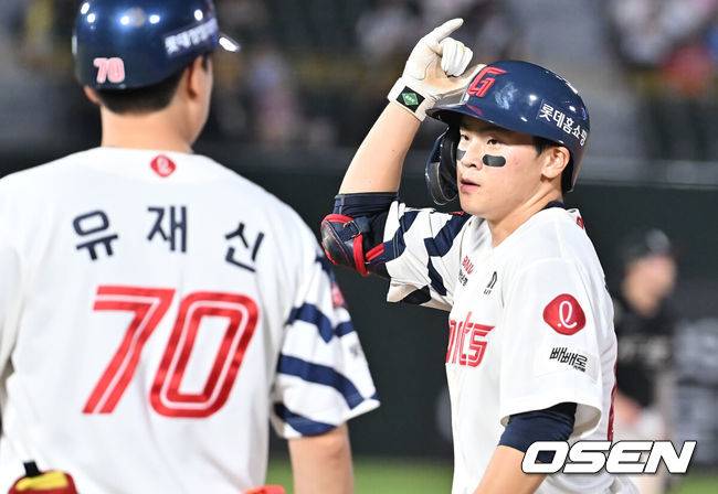 [OSEN=부산, 이석우 기자] 26일 부산 사직야구장에서 2025 신한 SOL 뱅크 KBO 리그 롯데 자이언츠와 KT 위즈의 경기가 열렸다. 홈팀 롯데는 나균안이, 방문팀 KT는 오원석이 선발 출전했다.롯데 자이언츠 박찬형이 5회말 우익수 앞 안타를 치고 세리머니를 하고 있다. 2025.08.26 / foto0307@osen.co.kr
