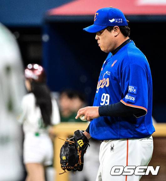 [OSEN=고척, 조은정 기자]26일 오후 서울 고척스카이돔에서 ‘2025 신한 SOL Bank KBO리그’ 키움 히어로즈와 한화 이글스의 경기가 열렸다.키움은 알칸타라, 한화는 류현진을 선발로 내세웠다.1회말 1사 1루 키움 박주홍에게 좌중간으로 선제 1타점 2루타를 허용한 한화 류현진이 아쉬워하고 있다. 2025.08.26 /cej@osen.co.kr