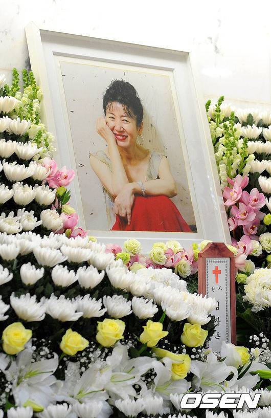 [OSEN=사진팀 ] 배우 김자옥이 폐암으로 사망했다. 향연 63세. 매 순간 아름답고 예쁜 공주 같이 살았던 그가 세상을 떠났다. 김자옥은 1970년 MBC 2기 공채 탤런트로 데뷔해 연기자 생활을 시작했다. 브라운관부터 스크린, 연극무대, 가수활동까지 종횡무진 했던 배우였다. 드라마 ‘유혹’, ‘인간의 땅’, ‘욕망의 바다’, ‘옥탑방 고양이’, ‘굳세어라 금순아’ 등을 비롯해 영화 ‘동갑내기 과외하기’, ‘제니, 주노’ 등에 출연, 다양한 작품에서 여리지만 따뜻한 어머니 역할을 소화하며 시청자들로부터 큰 공감을 샀다. 특히 김자옥은 1996년 ‘공주는 외로워’ 앨범을 발표, 신드롬을 일으킬 만큼 많은 인기를 얻었다.김자옥은 2008년 대장암 발견 후 큰 수술을 하고 건강을 되찾아 촬영장으로 복귀했다. 시트콤 ‘지붕 뚫고 하이킥’, 드라마 ‘오작교 형제들’, ‘세 번 결혼하는 여자’ 등에 출연하며 활발하게 연기활동을 이어갔다. 지난 1월에는 tvN 예능프로그램 ‘꽃보다 누나’에서 건강한 모습을 보여줬고 5월에는 악극 ‘봄날은 간다’에서도 활동을 펼쳤다. 한편 김자옥은 16일 폐암으로 투병하다 사망했다. 고인의 빈소는 서울강남성모병원 14호실에 마련됐으며, 발인은 오는 19일이다.나문희가 故김자옥을 조문하고 슬픈표정으로 빈소를 나서고 있다./ photo@osen.co.kr사진=사진공동취재단