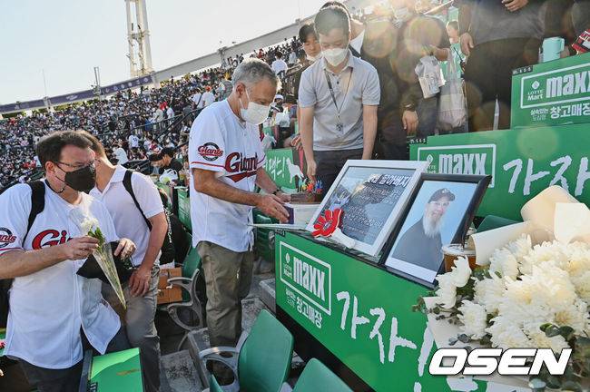 [OSEN=부산, 이석우 기자] 21일 부산 사직구장에서 ‘2022 신한은행 SOL KBO리그’ 롯데 자이언츠와 한화 이글스의 경기가 열렸다. 필립 골드버그 주한미국대사가 사직구장을 찾아 지난 16일 별세한 ‘사직 할아버지’ 케리 마허 전 영산대 교수의 추모공간에서 헌화하고 있다. 2022.08.21 / foto0307@osen.co.kr