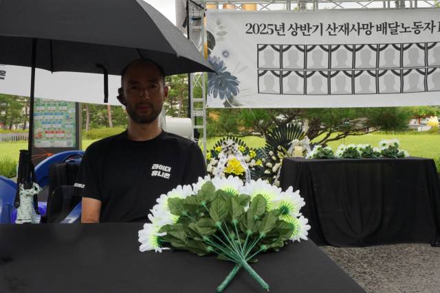 ▲ 산재사망 배달 노동자 추모 분향소를 지키고 있는 구교현 공공운수노조 라이더유니온지부장. ⓒ프레시안(최용락)