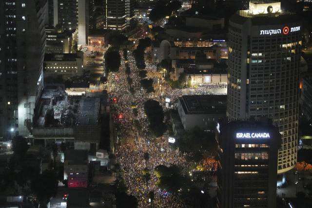 ▲ 26일(현지시간) 이스라엘 텔아비브에서 수십만 명의 사람들이 인질 석방과 전쟁 종식을 촉구하는 시위에 참여했다. ⓒAP=연합뉴스