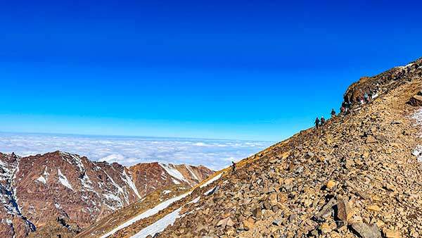 하산길은 경사도도 심하고, 큰 바위들이 나뒹구는 너덜길이라 오를 때보다 더 힘들고 위험했다.