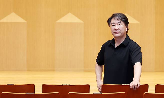 배종훈 서초교향악단 예술감독 겸 상임 지휘자가 지난 18일 세계일보와의 인터뷰에 앞서 서울 서초구 반포심산아트홀 무대 앞에서 포즈를 취하고 있다. 배 지휘자는 “유엔 참전용사를 위한 감사 공연은 너무 그 의미만 중시한 나머지 수준이 다소 떨어질 수 있다”며 “그 경우 되레 공연의 의미가 퇴색하는 만큼 늘 최고 수준의 연주를 들려주고자 노력한다”고 말했다. 이제원 선임기자
