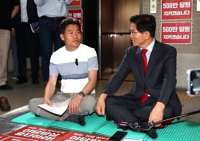 김문수 전 고용노동부 장관이 18일 서울 여의도 중앙당사에서 특검 압수수색 규탄 농성장을 찾은 전한길 전 한국사 강사와 대화를 하고 있다. 뉴시스