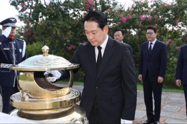 국민의힘 장동혁 당 대표가 27일 서울 동작구 국립서울현충원 김대중 전 대통령 묘역에서 분향하고 있다.&nbsp;연합뉴스