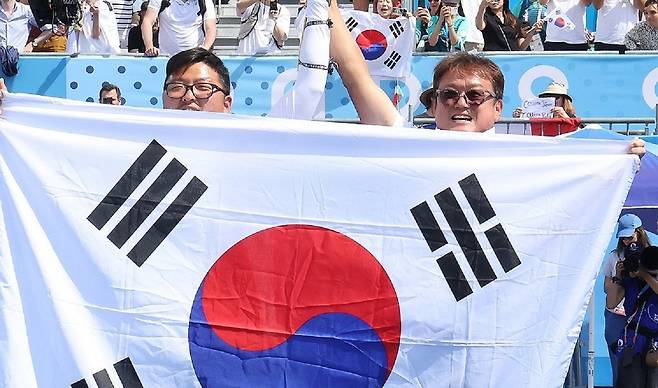 2024 파리 올림픽 양궁 전 종목 석권의 순간 김우진과 함께 태극기를 든 박성수 감독(오른쪽). 파리=연합뉴스