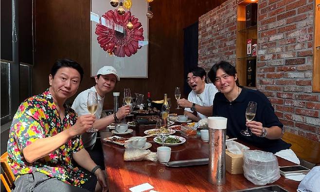드라마 ‘신사의 품격’에서 호흡을 맞췄던 배우 김수로, 김민종, 장동건, 이종혁이 13년 만에 뭉쳤다. 김수로 SNS 캡처