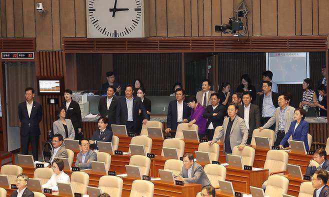 27일 서울 여의도 국회 본회의에서 국가인권위원회 위원(이상현), 국가인권위원회 위원(우인식) 선출안이 부결되자 국민의힘 의원들이 항의하고 있다. 연합뉴스