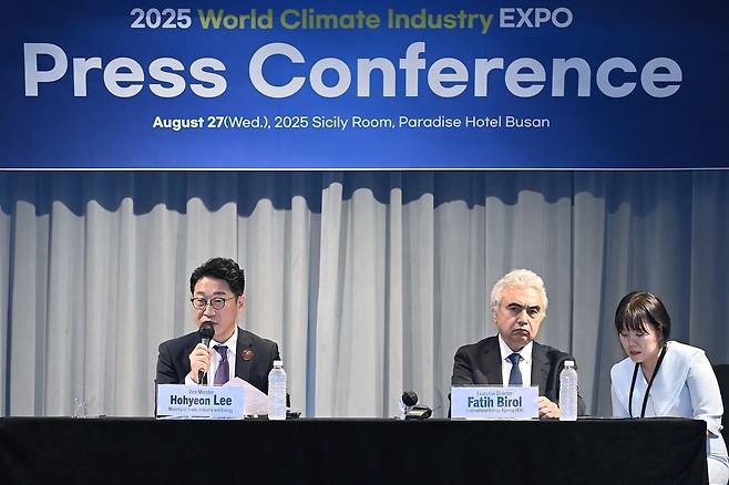 이호현 산업통상자원부&nbsp;2차관이 27일 부산 해운대구 파라다이스호텔에서&nbsp;파티 비롤&nbsp;국제에너지기구(IEA)&nbsp;사무총장과 기자회견을 개최하고 우리나라 원전 경쟁력에 관해 말하고 있다. 산업통상자원부 제공