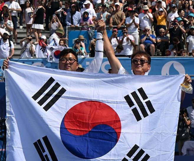 한국 양궁 국가대표 김우진이 지난해 8월4일 프랑스 파리에서 열린 2024파리올림픽 양궁 남자 개인전에서 우승한 뒤 박성수 감독과 기뻐하고 있다. 파리 박지환 기자