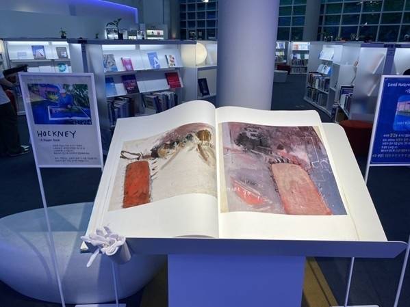 데이비드 호크니의 초대형 아트북 《A Bigger Book》은 장갑을 착용해 직접 넘기며 감상할 수 있도록 전시돼 있다.