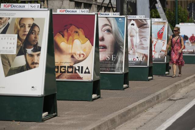 베네치아영화제 개막 전날인 26일(현지 시간) 이탈리아 베네치아 리도 섬에 영화제에 출품된 작품들의 포스터들이 전시돼 있다. AP연합뉴스