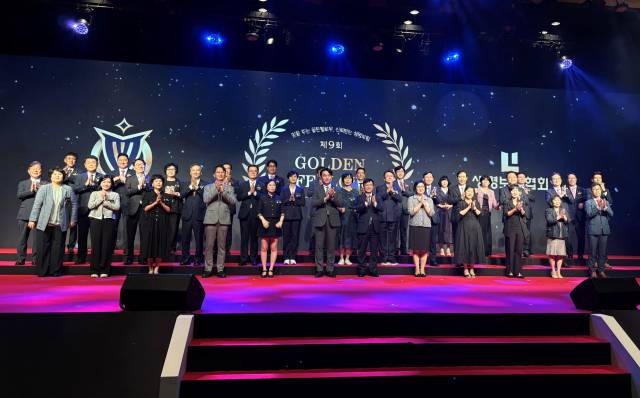 김철주(앞줄 왼쪽 일곱 번째) 생명보험협회장이 27일 서울 중구 신라호텔에서 열린 ‘제9회 골든 펠로우 인증식’에서 설계사, 보험 업계 대표들과 기념 촬영을 하고 있다. 골든 펠로우는 생보협회가 2017년 우승인증설계사 인증 10주년을 기념해 처음 도입한 제도로 상위 1%에 해당하는 최우수 보험 설계사에게 부여된다. 사진 제공=생명보험협회